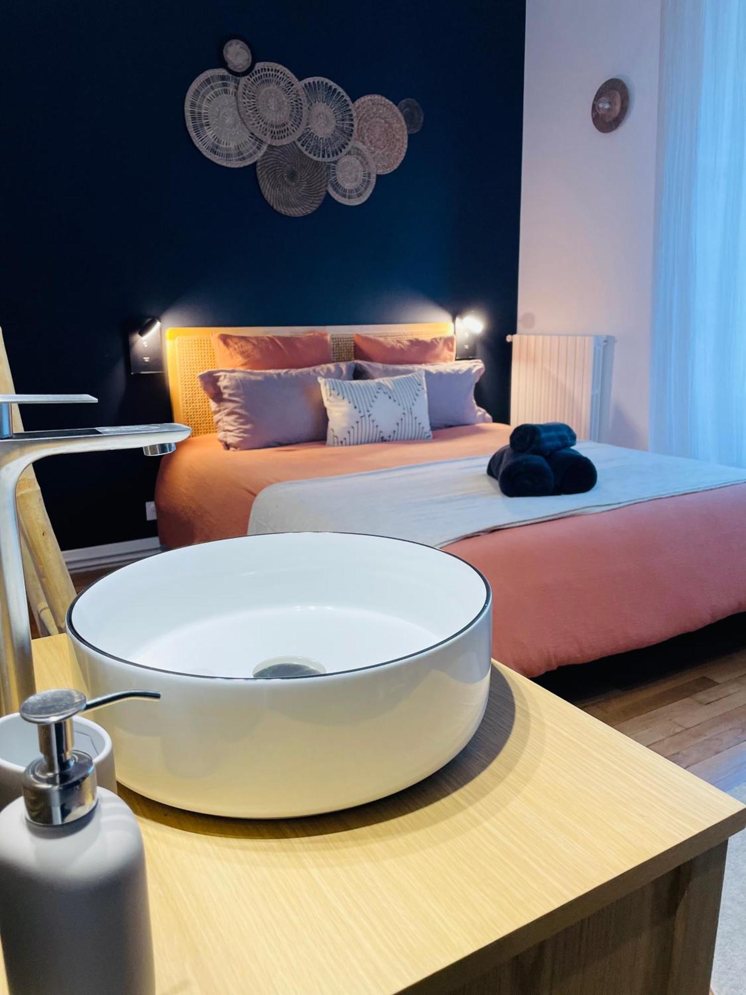 De Standing Hyper Centre Apartment