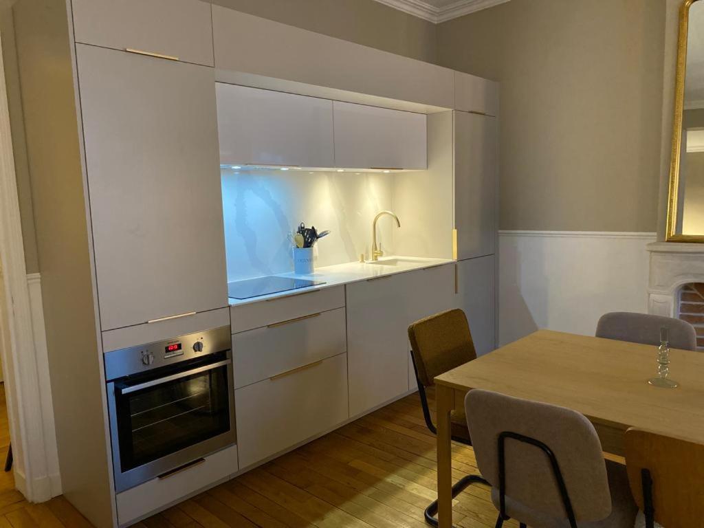 De Standing Hyper Centre Apartment *