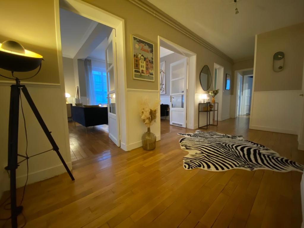 De Standing Hyper Centre Apartment Tours