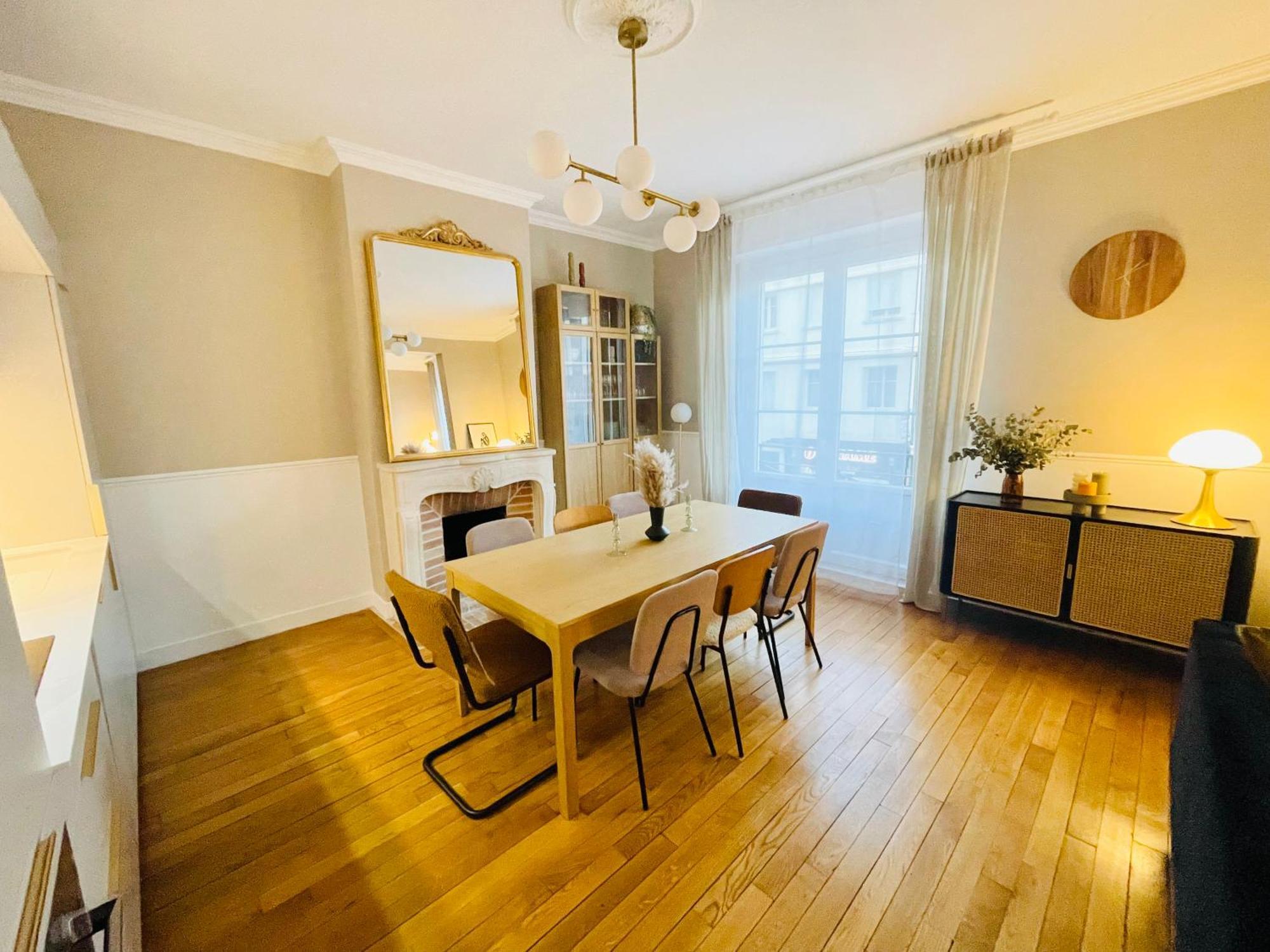 De Standing Hyper Centre Apartment